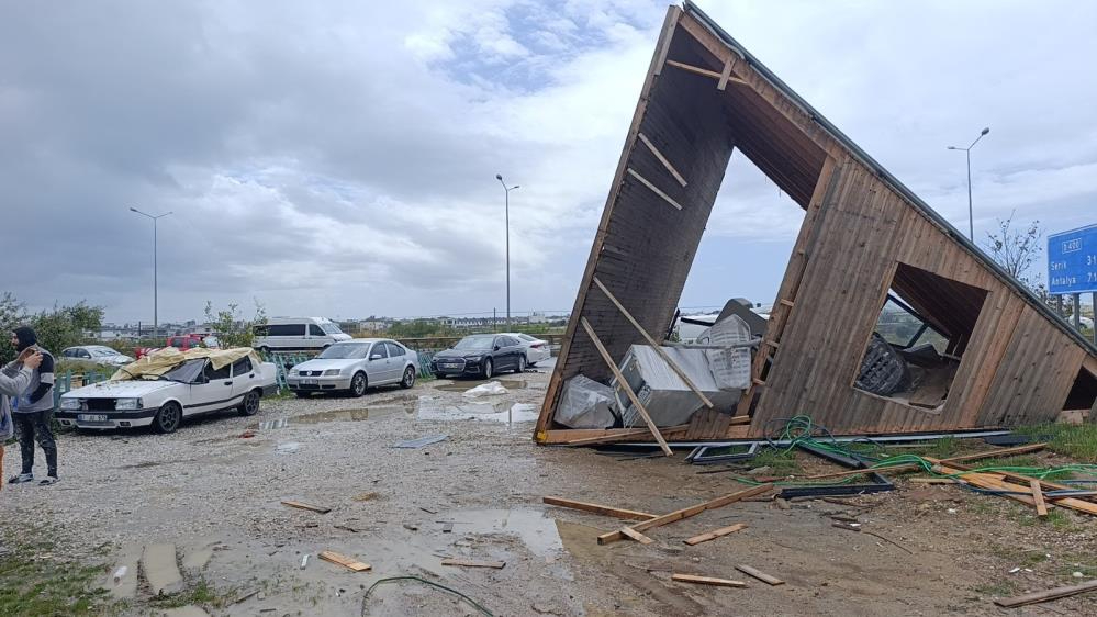 Antalya’da hortum 2 tonluk bungalovu 30 metre sürükledi,