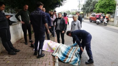 Antalya’da yaralıları ıslanıp üşümemeleri için şemsiye ve battaniye ile korudular