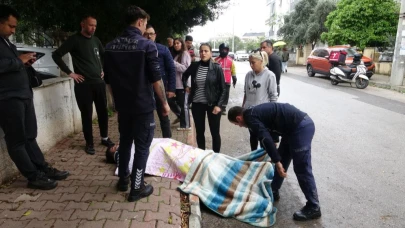 Antalya’da yaralıları ıslanıp üşümemeleri için şemsiye ve battaniye ile korudular