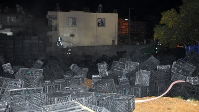 Antalya'da plastik kasalar yandı