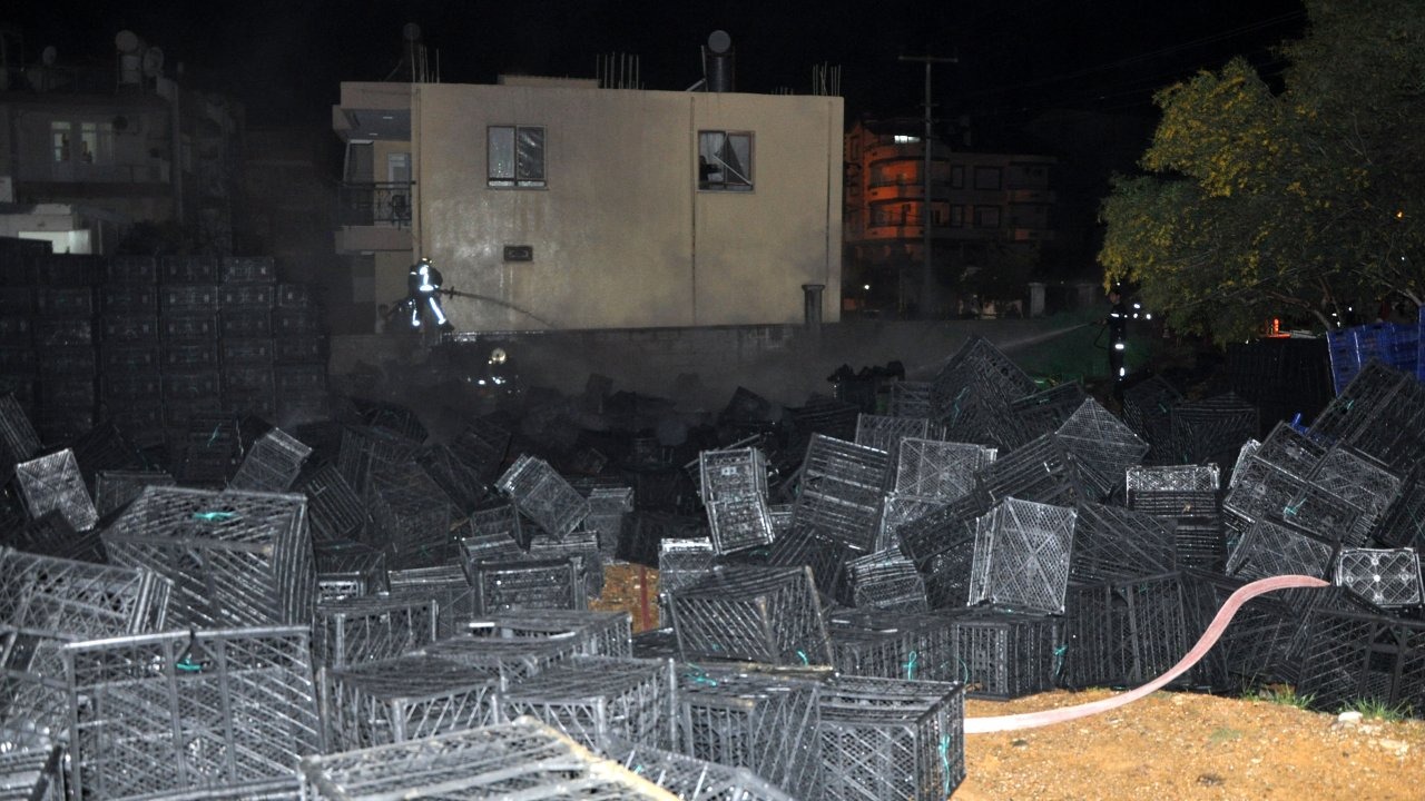 Antalya'da plastik kasalar yandı