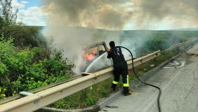 Mersin'in Tarsus ilçesinde otoyolda kazaya karışarak yanan kamyonetteki 2 kişi yaralandı.