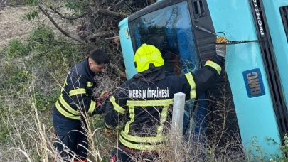Mersin'de kamyon devrildi, sürücü yaralı kurtuldu