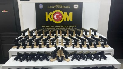 Mersin'de otomobil değil silah deposu: 44 tabanca ele geçirildi