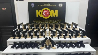 Mersin'de otomobil değil silah deposu: 44 tabanca ele geçirildi