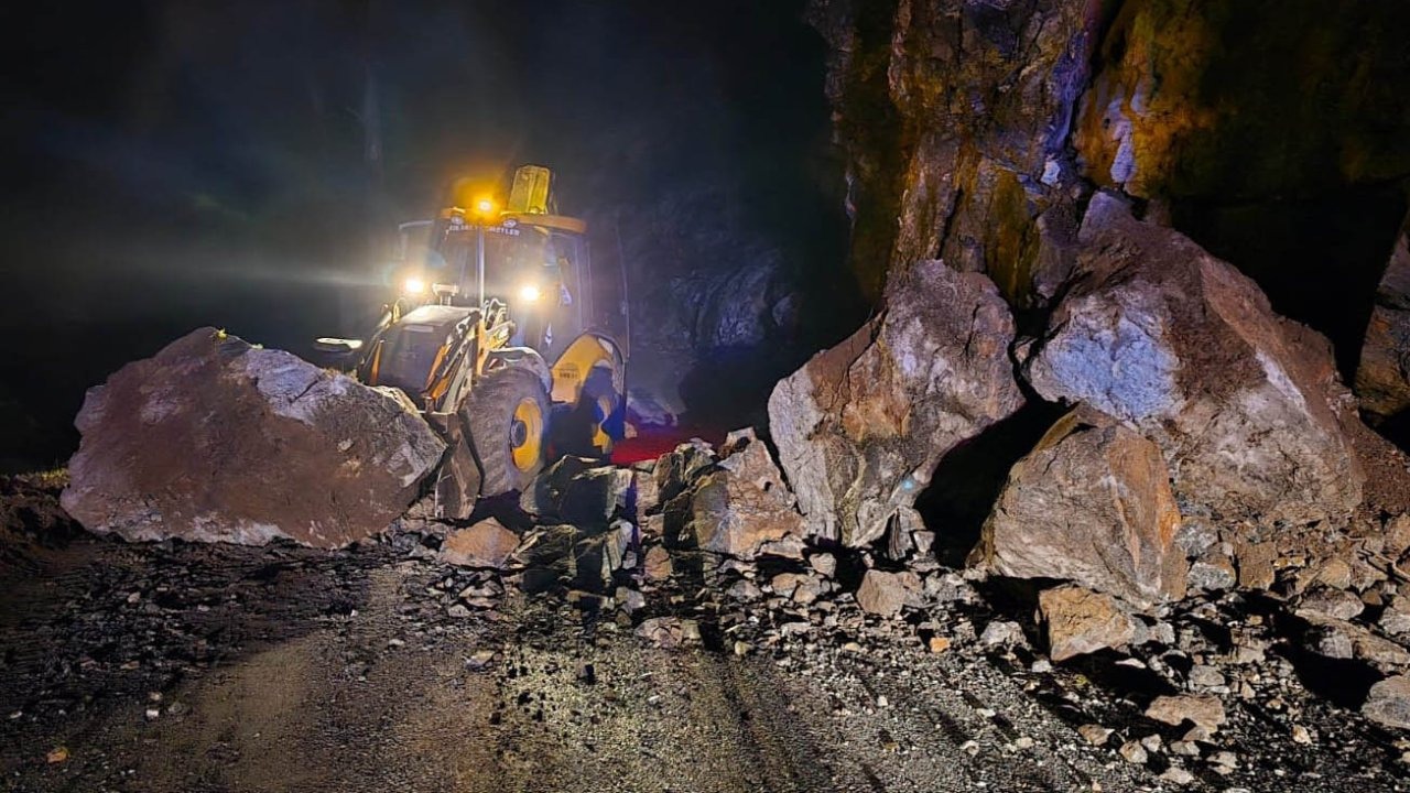 Heyelan nedeniyle kapanan Taşatan yolu açıldı