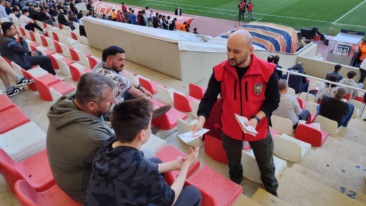 Mersin Emniyet Müdürlüğü futbol maçlarını izleyen vatandaşlara siber ve terör suçları konusunda bilgilendirme yaptı.