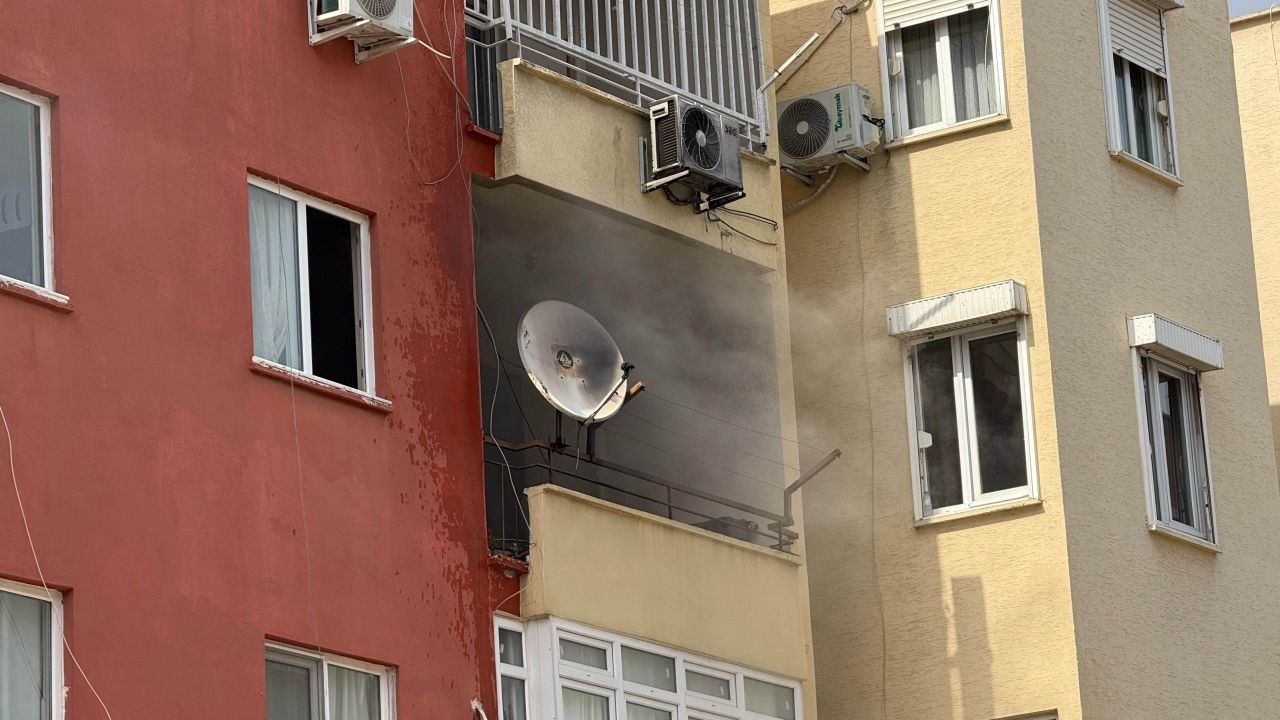 ANTALYA'da Balkondaki yangını itfaiye söndürdü