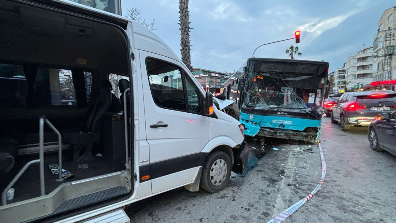 ANTALYA'da refüje çıkan halk otobüsü ile servis çarpıştı