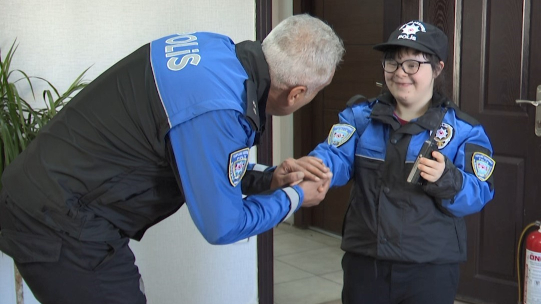Mersin'de  Down sendromlu İnzile polis oldu