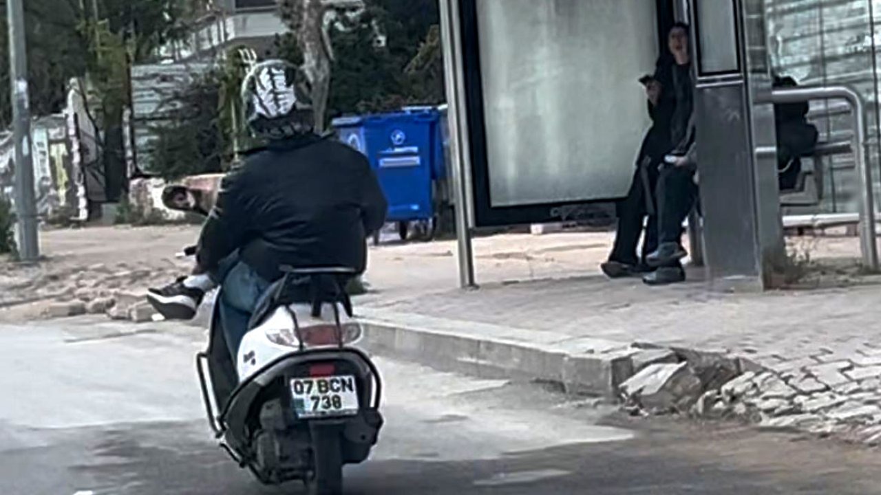 Motosiklette bacak bacak üstüne atıp yolculuk yaptı