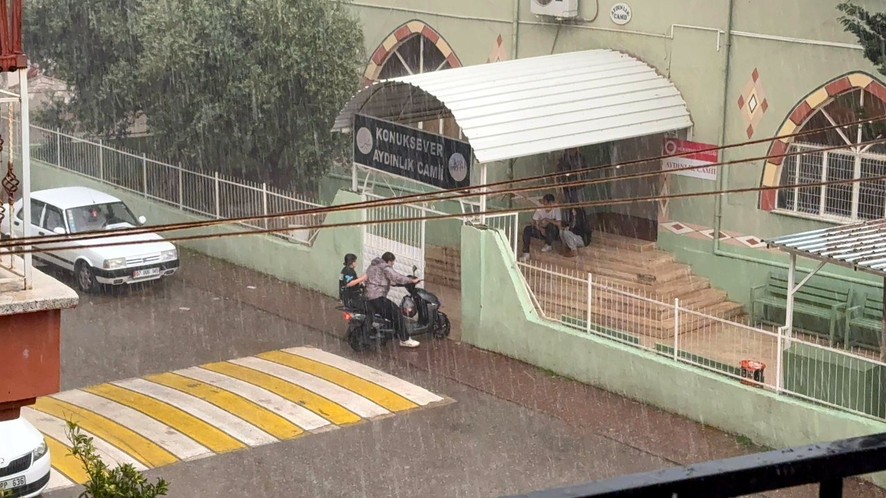 Antalya'da kısa süreli dolu yağdı