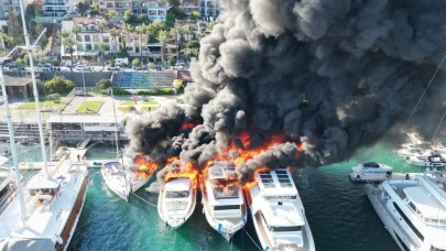 Fethiye'de teknede çıkan yangın, yanındaki 3 tekneye de sıçradı