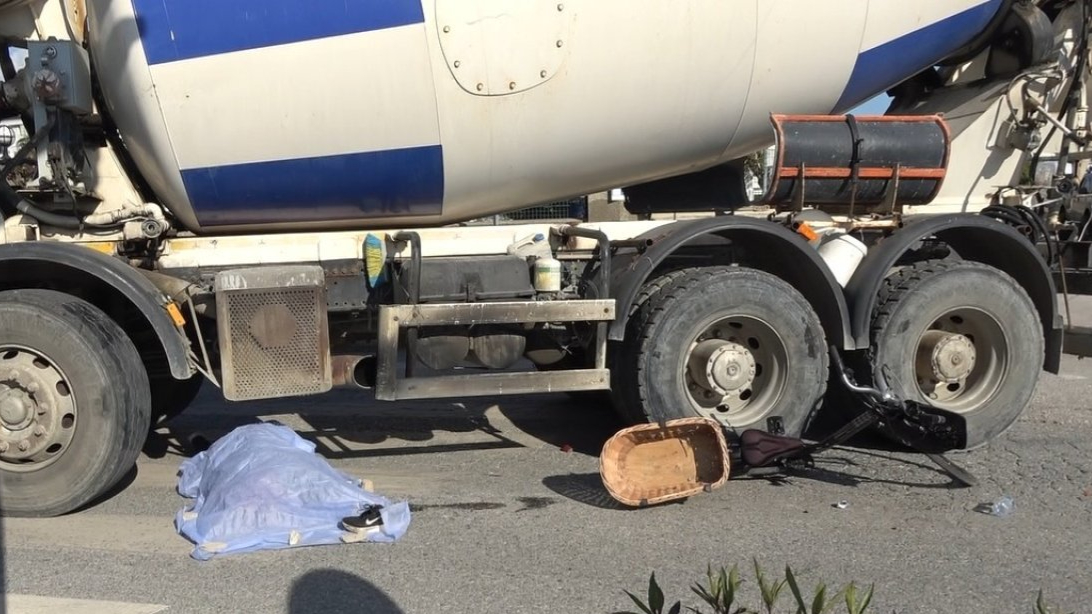 Beton mikserinin altında kalan bisikletli kadın hayatını kaybetti