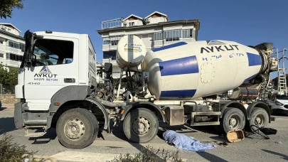 Beton mikserin altında kalan bisikletli hayatını kaybetti