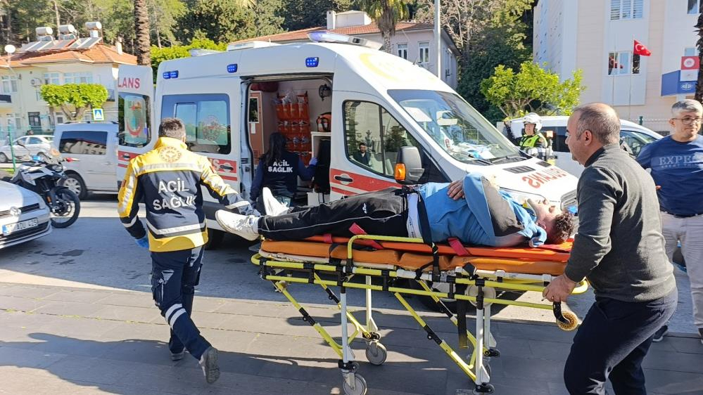 Antalya'da otomobilin aynasına çarpan motosiklet park halindeki aracın altına girdi: 1 yaralı