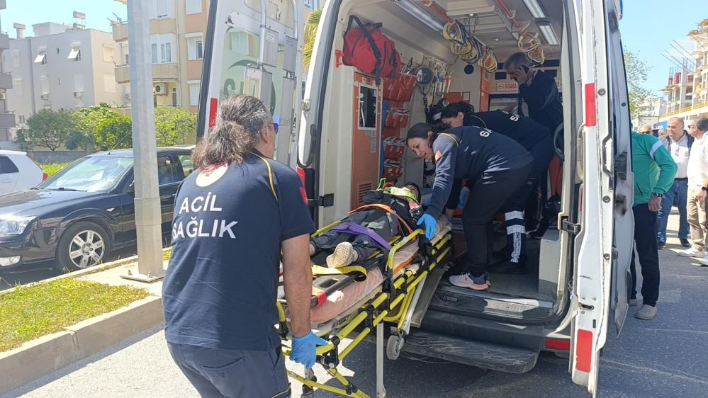 Antalya’da  yola fırlayan 7 yaşındaki çocuğa otomobil çarptı