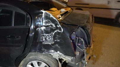 Aydınlatma direği ve bariyerlere çarpan otomobilin sürücüsü yaralandı