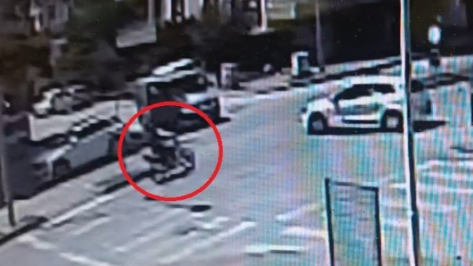 Otomobille çarpışan motosikletin sürücüsü metrelerce sürüklendi