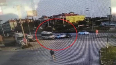 Manavgat’ta 3 aracın karıştığı kaza kamerada