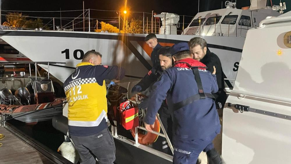 Uluslararası sulardaki gemide rahatsızlanan Türk kaptan hastaneye ulaştırıldı