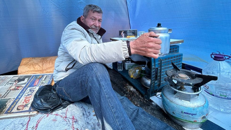 Bacağı sakatlanınca işinden oldu, parka kurduğu çadırda yaşıyor