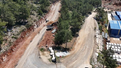 Mersin Büyükşehir Belediyesi, yol yapım çalışmalarını sürdürüyor.