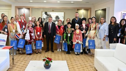 Dünya çocukları Başkan Böcek'i ziyaret etti