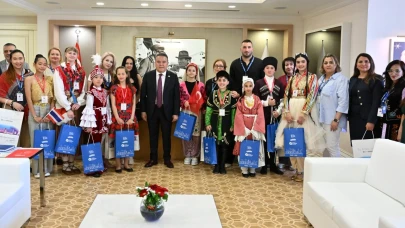 Dünya çocukları Başkan Böcek'i ziyaret etti