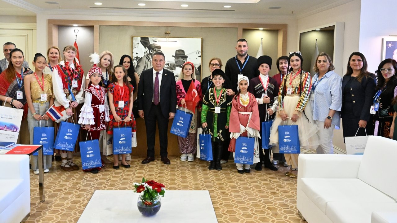 Dünya çocukları Başkan Böcek'i ziyaret etti