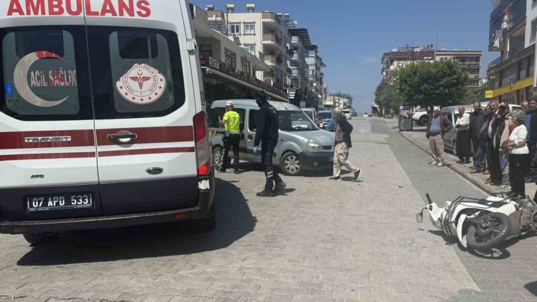 Hafif ticari araçla motosiklet çarpıştı: 1 yaralı