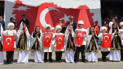 Öğrenciler, 'Atatürk'ün son balosu'nu canlandırdı