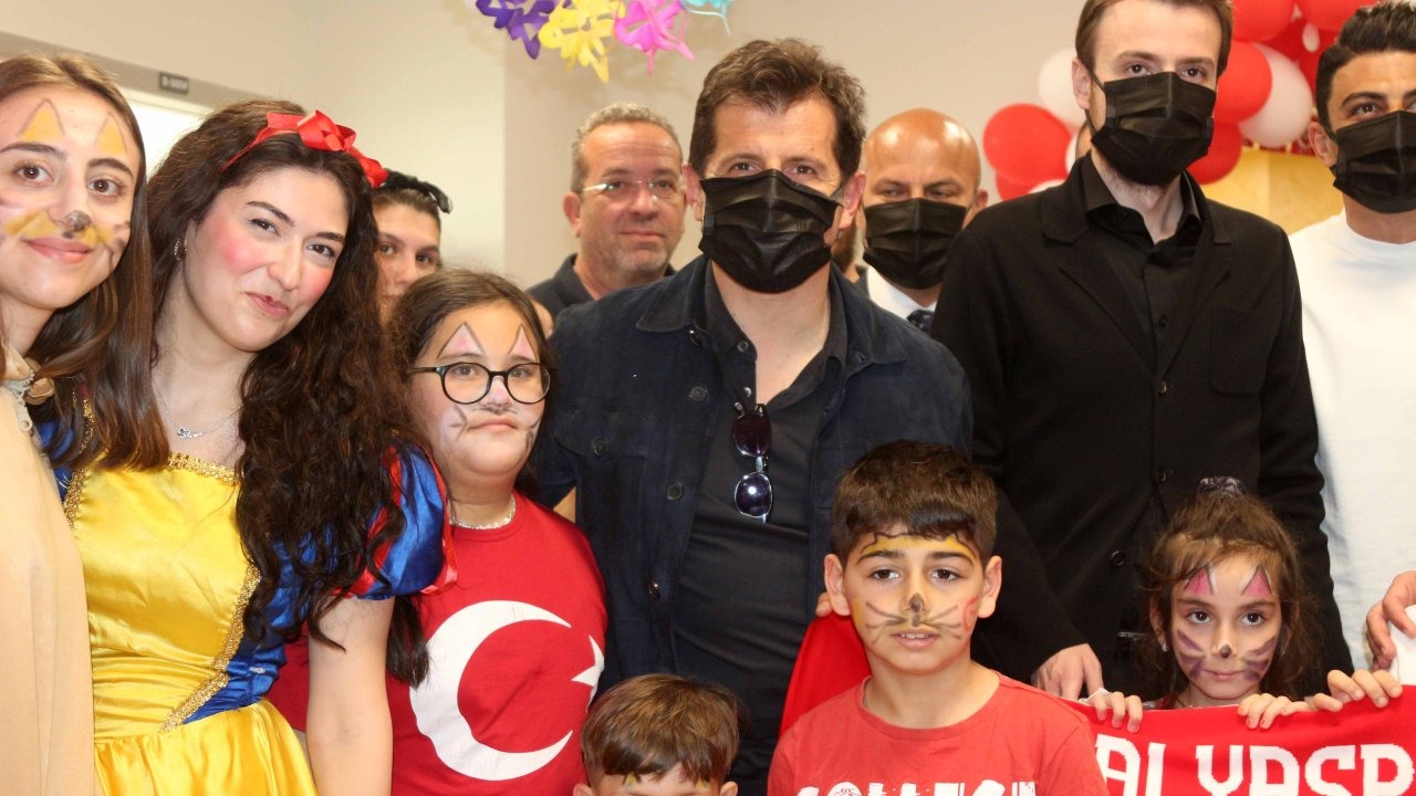 Antalyaspor yönetiminden tedavi gören çocuklara 23 Nisan ziyareti
