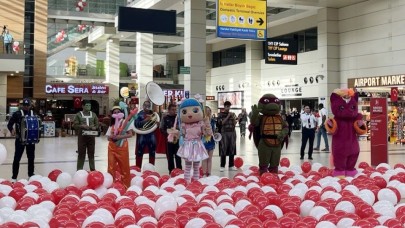 Havalimanında 23 Nisan coşkusu terminale taştı