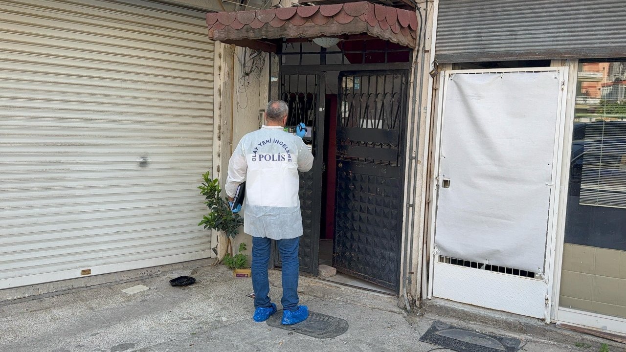 Antalya'da evsiz adam kaldığı iş yerinde ölü bulundu.