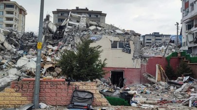 Toplumsal hafızayı diri tutan tanıklık süreci; deprem belgeselleri