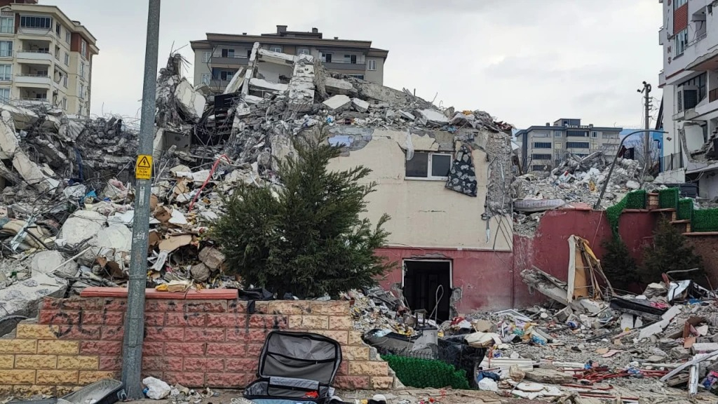 Toplumsal hafızayı diri tutan tanıklık süreci; deprem belgeselleri