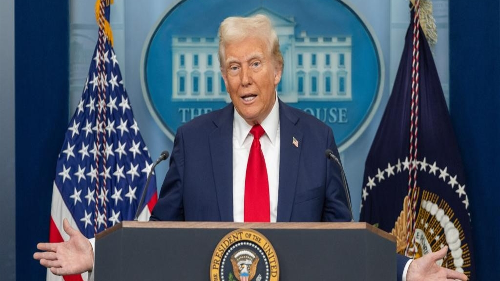 Trump: ABD gemileri Panama ve Süveyş Kanalı'ndan ücretsiz geçmeli