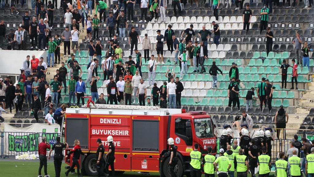Denizlispor Amatöre Düştü, Taraftar Stadı Yaktı