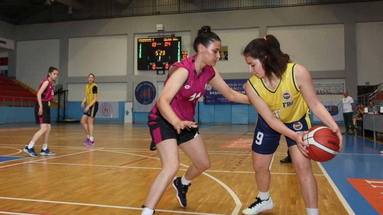 AÜ'de üniversiteler arası spor heyecanı ve halk dansları coşkusu