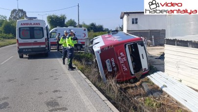 Antalya’da 18 turistin yaralandığı tur midibüsünün devrilme anı kamerada