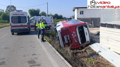Antalya’da 18 turistin yaralandığı tur midibüsünün devrilme anı kamerada