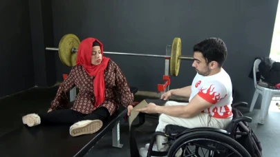 Halterle engelleri aştılar