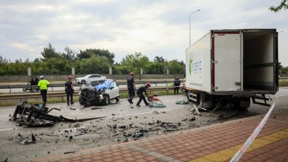 Kamyonete çarpan otomobilin sürücüsü öldü