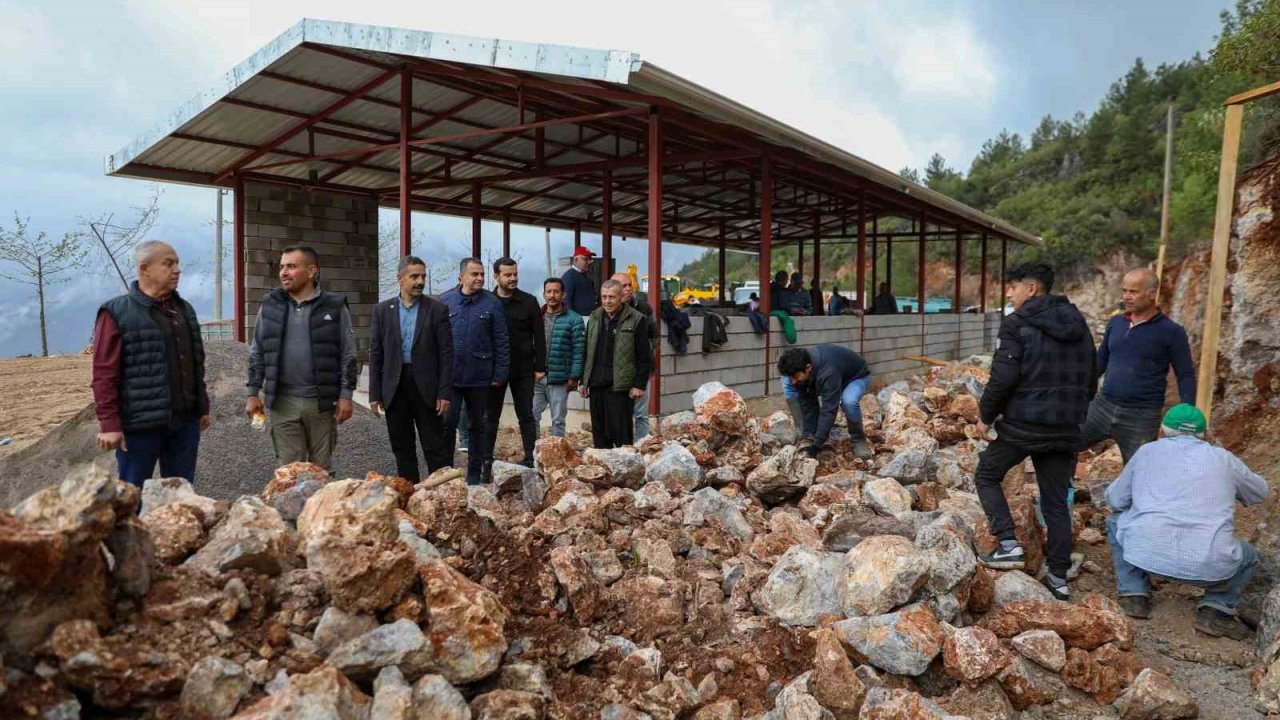 Akçatı’da imece usulüyle çok amaçlı spor salonu yapılıyor