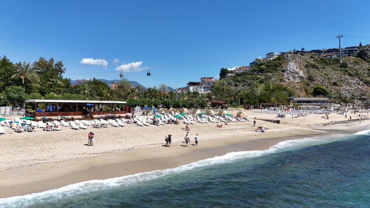 Alanya’da güneşi gören sahile koştu