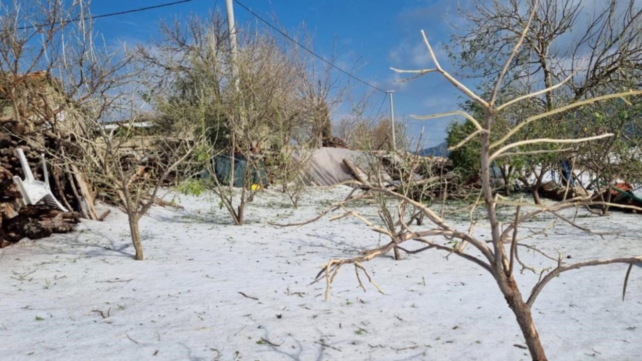 Aniden bastıran dolu yağışı Antalya’yı beyaza bürüdü