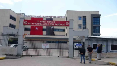 Antalya’da 17 yaşındaki kızı öldürüp intihar eden adamın cenazesi alındı