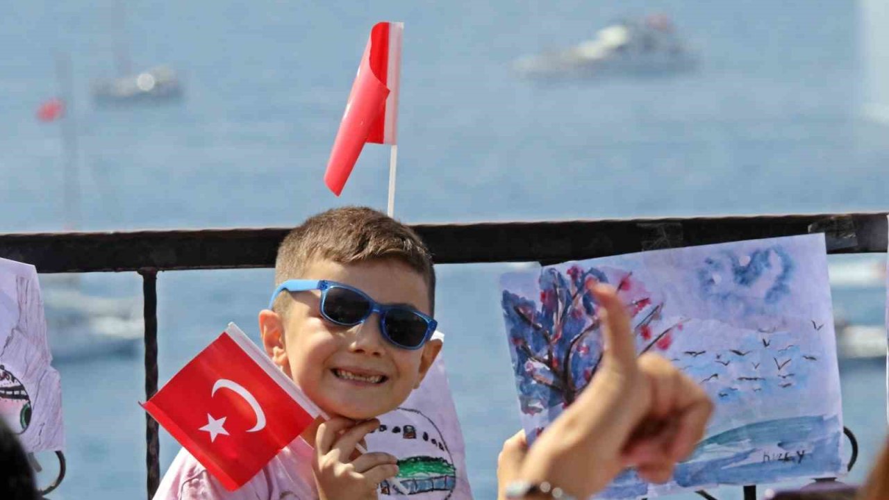 Antalya’da denizdeki 23 Nisan korteji görsel şölen oluşturdu