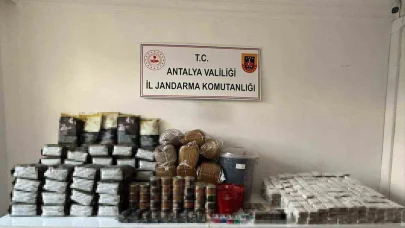 Antalya’da kaçak çay ve tütün operasyonu